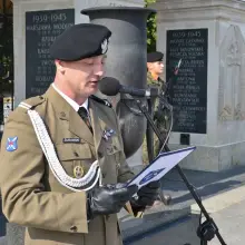 Zobacz zdjęcie: Dragoni przed Grobem Nieznanego Żołnierza