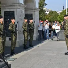 Zobacz zdjęcie: Dragoni przed Grobem Nieznanego Żołnierza