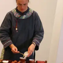 Zobacz zdjęcie: Ceremoniał parzenia chińskiej herbaty na wernisażu w BOK-MCC