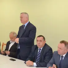 Zobacz zdjęcie: Nauczyciele i dyrektorzy powiatowych szkół uhonorowani