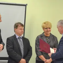 Zobacz zdjęcie: Nauczyciele i dyrektorzy powiatowych szkół uhonorowani