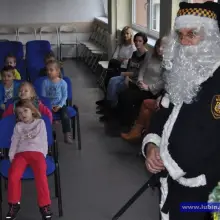 Zobacz zdjęcie: Mikołaje w mundurach ponownie spotkali się z dziećmi