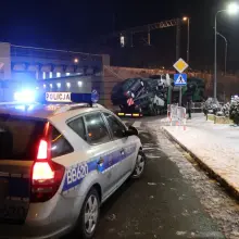 Zobacz zdjęcie: Laweta wjechała w nasyp kolejowy