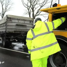 Zobacz zdjęcie: Ciężarówka z 24-t ładunkiem zsunęła się do rowu