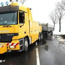 Zobacz zdjęcie: Ciężarówka z 24-t ładunkiem zsunęła się do rowu