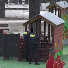 Zobacz zdjęcie: Piją alkohol na placach zabaw, udają ninja i niszczą mienie