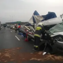 Zobacz zdjęcie: Zderzenie TIR-a z osobówką na A4