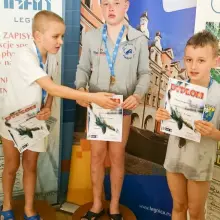 Zobacz zdjęcie: Grad medali pływaków Harpuna na zawodach w Legnicy