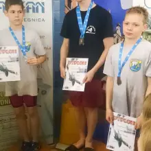 Zobacz zdjęcie: Grad medali pływaków Harpuna na zawodach w Legnicy
