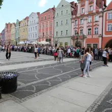 Zobacz zdjęcie: Taneczny happening w Rynku zespołów ćwiczacych w BOK-MCC