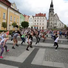 Zobacz zdjęcie: Taneczny happening w Rynku zespołów ćwiczacych w BOK-MCC