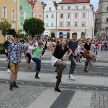 Zobacz zdjęcie: Taneczny happening w Rynku zespołów ćwiczacych w BOK-MCC