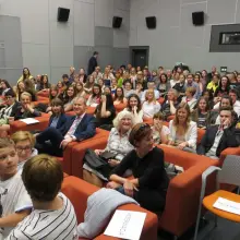 Zobacz zdjęcie: Uczestnicy wernisażu zdjęć Dawida Meiera