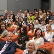 Zobacz zdjęcie: Uczestnicy wernisażu zdjęć Dawida Meiera