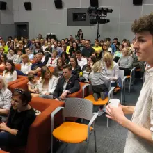 Zobacz zdjęcie: Uczestnicy wernisażu zdjęć Dawida Meiera