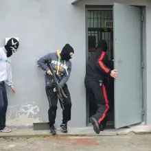 Zobacz zdjęcie: Ćwiczenia: Trzech zamaskowanych bandytów w magazynie z bronią