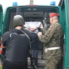 Zobacz zdjęcie: Ćwiczenia: Trzech zamaskowanych bandytów w magazynie z bronią