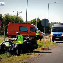 Zobacz zdjęcie: Wyprzedzał na skrzyżowaniu i wylądował w rowie