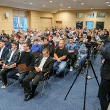 Zobacz zdjęcie: Publiczność na spotkaniu z Januszem Kowinem-Mikke