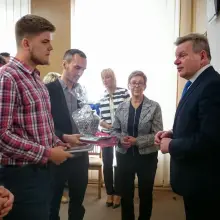 Zobacz zdjęcie: Marszałek Jarosław Narkiewicz otrzymuje pamiatkowy wazon z bolesławieckiej ceramiki