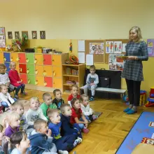Zobacz zdjęcie: Policja: spotkanie z przedszkolakami z „czwórki”. Bajki i rozmowy o bezpieczeństwie