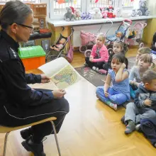Zobacz zdjęcie: Policja: spotkanie z przedszkolakami z „czwórki”. Bajki i rozmowy o bezpieczeństwie