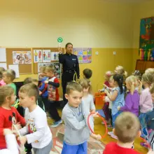 Zobacz zdjęcie: Policja: spotkanie z przedszkolakami z „czwórki”. Bajki i rozmowy o bezpieczeństwie