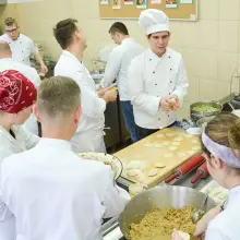 Zobacz zdjęcie: Kiermasz w Zespole Szkół Ogólnokształcących i Zawodowych. Przyjdź i pomóż chorej Zuzi