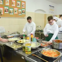 Zobacz zdjęcie: Kiermasz w Zespole Szkół Ogólnokształcących i Zawodowych. Przyjdź i pomóż chorej Zuzi