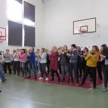 Zobacz zdjęcie: Warsztaty taneczno-teatralne z Moniką Kluzą i plastyczne z Gabi Mrozicką w MZS nr 1