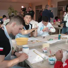 Zobacz zdjęcie: Amerykańscy żołnierze ozdabiają ceramiczne kubki