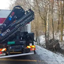 Zobacz zdjęcie: Renault wypadł z drogi i wpadł do rowu