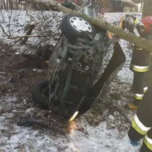 Zobacz zdjęcie: Renault wypadł z drogi i wpadł do rowu