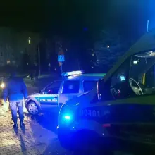Zobacz zdjęcie: Strażnicy miejscy pomogli staruszkowi potrąconemu na pasach