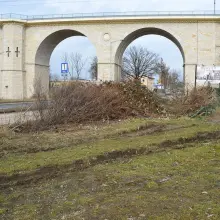 Zobacz zdjęcie: 19-letni kierowca Forda wypadł z obwodnicy i staranował ogrodzenie skateparku