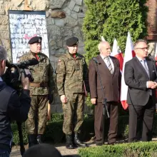 Zobacz zdjęcie: Prawie 200 osób czci 7 rocznicę katastrofy pod tablicą smoleńską