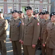 Zobacz zdjęcie: Prawie 200 osób czci 7 rocznicę katastrofy pod tablicą smoleńską