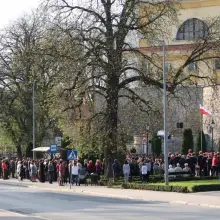 Zobacz zdjęcie: Prawie 200 osób czci 7 rocznicę katastrofy pod tablicą smoleńską