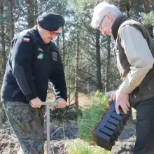 Zobacz zdjęcie: Pancerniacy i uczniowie wspólnie sadzili drzewa