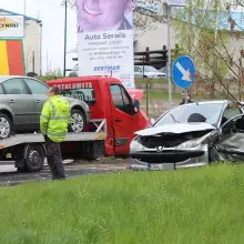Zobacz zdjęcie: Zderzenie Peugeota z lawetą na skrzyżowaniu Cieszkowskiego-Modłowa