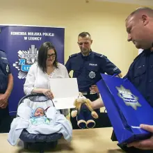Zobacz zdjęcie: Rodzina najmłodszego policjanta z drogówki podziękowała mundurowym