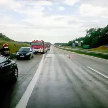 Zobacz zdjęcie: Zderzenie Seata z Mercedesem na A18. Jedna osoba ranna