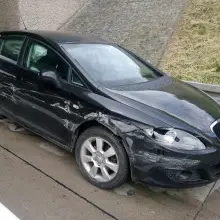 Zobacz zdjęcie: Zderzenie Seata z Mercedesem na A18. Jedna osoba ranna