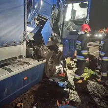 Zobacz zdjęcie: Ciężarówka najechała na naczepę – dwie osoby ranne