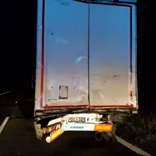 Zobacz zdjęcie: Ciężarówka najechała na naczepę – dwie osoby ranne