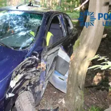 Zobacz zdjęcie: 19-latek uciekał przed policją i wjechał w drzewo