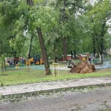 Переглянути фотографію: Служби прибирають після негоди