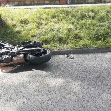 Zobacz zdjęcie: Motocykl zderzył się z osobówką, 40-latek ranny