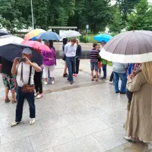 Zobacz zdjęcie: Deszcz nie straszny – kolejny raz ludzie spotkali się przed Sądem w Bolesławcu