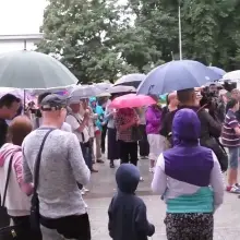 Zobacz zdjęcie: Deszcz nie straszny – kolejny raz ludzie spotkali się przed Sądem w Bolesławcu